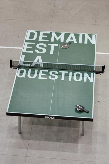 Rirkrit Tiravanija, untitled 2015 (demain est la question), 2015, sérigraphie sur table de ping pong et raquettes, 76 x 152.5 x 274 cm. Courtesy de l’artiste et Galerie Chantal Crousel, Paris. Photo : Florian Kleinefenn
