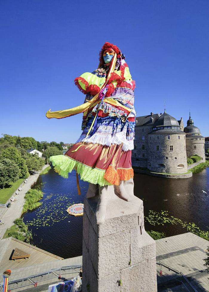 Valeria Montti Colque, El Rey gick ovan el Rainbow blev en vacker Rosa, festmåltid på Ekekas Mantel, 2024. © Valeria Montti Colque / Bildupphovsrätt 2024. Photo: Valeria Montti Colque. 