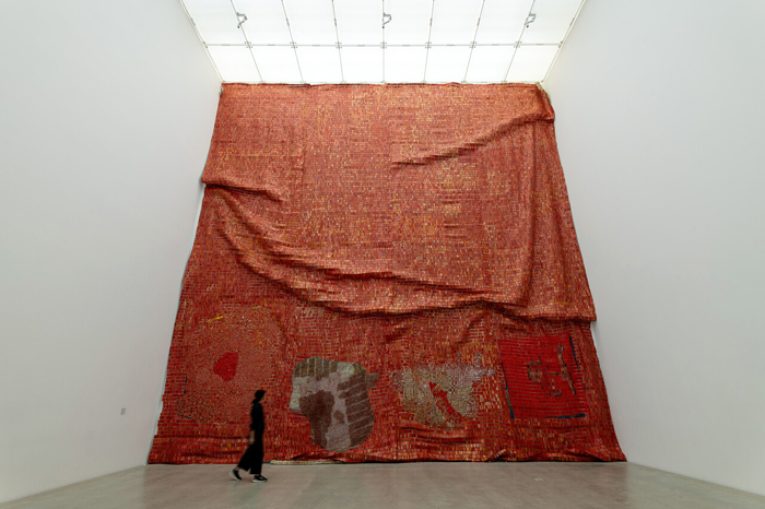 El Anatsui, Perspectives, 2015. Installation view, Lines―ligning your consciousness with the flow, 21st Century Museum of Contemporary Art, Kanazawa, Japan, 2024. Collection of the 21st Century Museum of Contemporary Art, Kanazawa. © El Anatsui. 