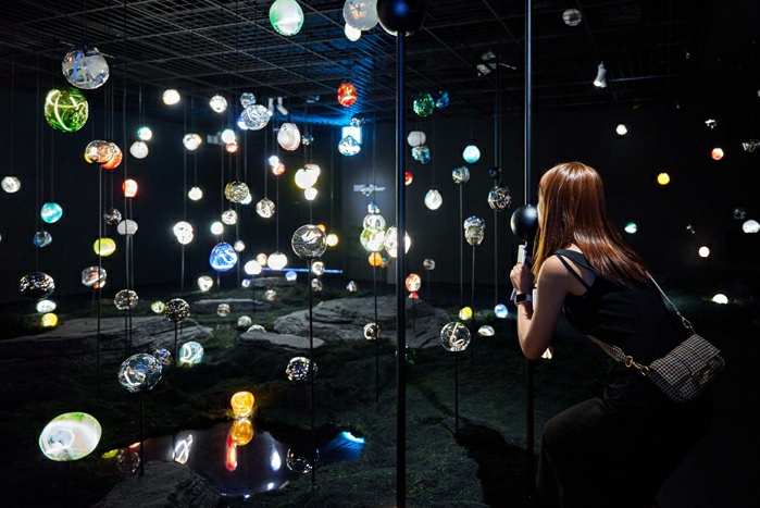 Thematic Space, Glass Cosmos, Mixed media, Dimensions variable 