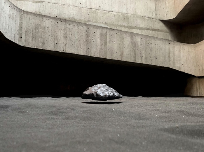 Charles Stankievech, Desert Turned to Glass, 2012/2023. Floating meteorite sculpture, volcanic sand. Courtesy of Studio Stankievech. 